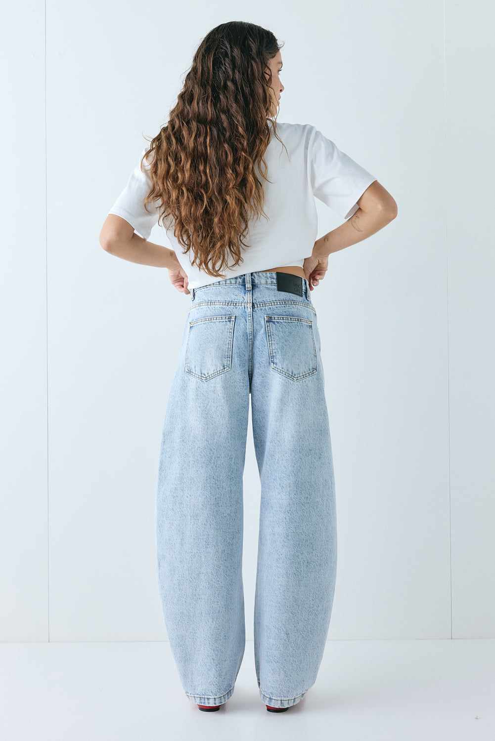 Sami Mid Rise Barrel Denim Jeans Washed Blue