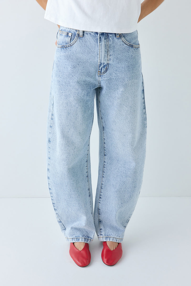 Sami Mid Rise Barrel Denim Jeans Washed Blue