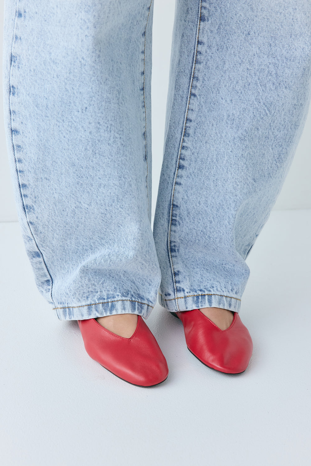 Sami Mid Rise Barrel Denim Jeans Washed Blue