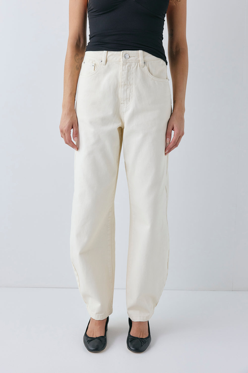 Sami Mid Rise Barrel Denim Jeans Cream